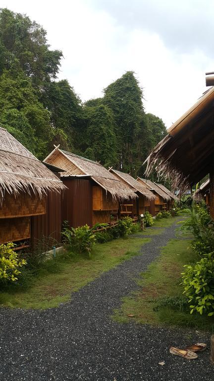 Phuhaya Bamboo Bungalows Ko Lanta Buitenkant foto