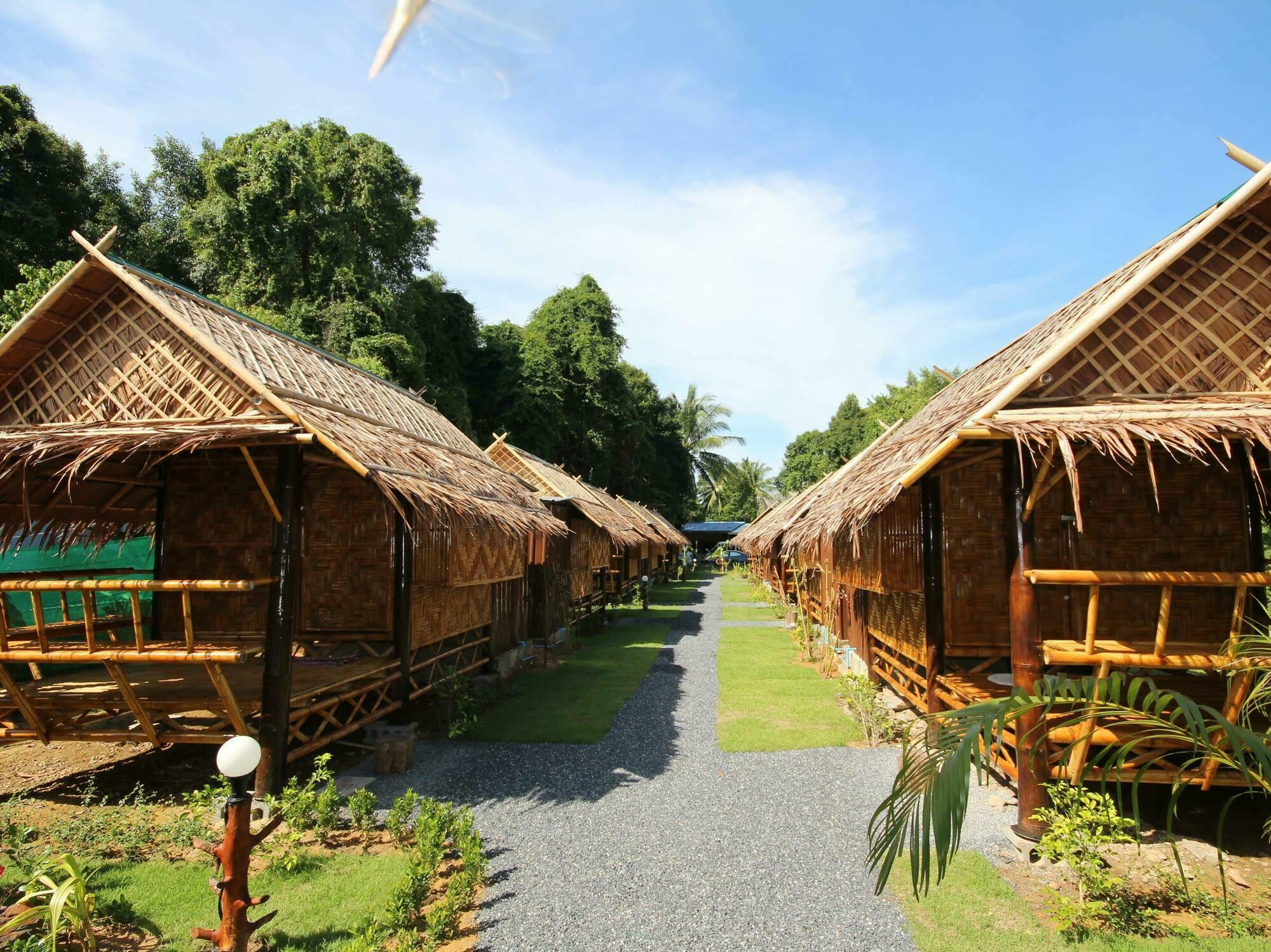 Phuhaya Bamboo Bungalows Ko Lanta Buitenkant foto